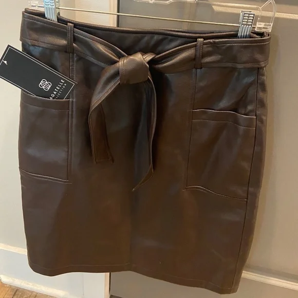 Bagatelle Chocolate Faux Leather straight 22" Skirt Lined Side Zip&Belt SZ 6 NWT - Picture 1 of 6